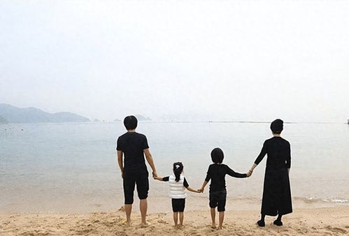 夫妻离婚近30年再见时仍高兴相拥
