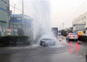 上海轿车意外撞断消防栓，水柱喷涌成壮观景象