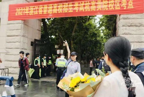 高考第2科结束 中年考生独自走出考场
