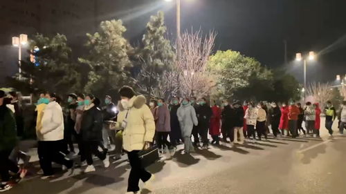 山东一地凌晨出现罕见景象，数十人蒙眼列队湖边行走